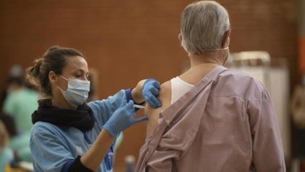 Salud abre las citas a cualquier dosis de la vacuna contra el Covid en Andalucía