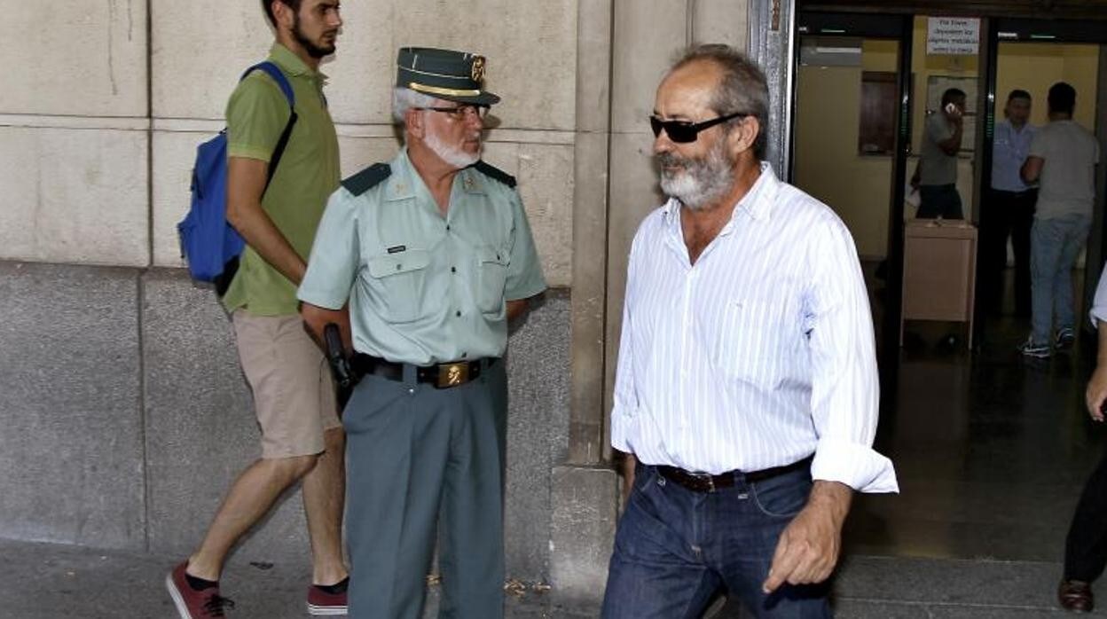 Juan Lanzas saliendo del juzgado de Sevilla en 2015