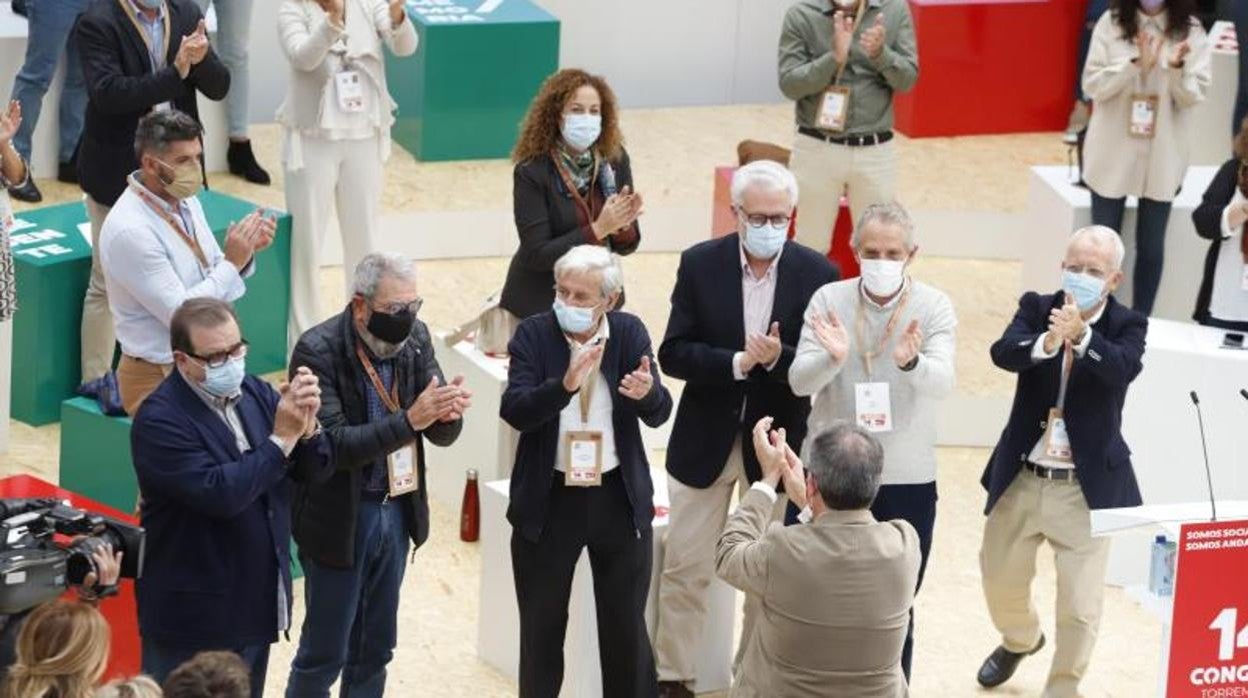 Espadas aplaude a los miembros de la Ejecutiva del PSOE en Torremolinos hace 44 años