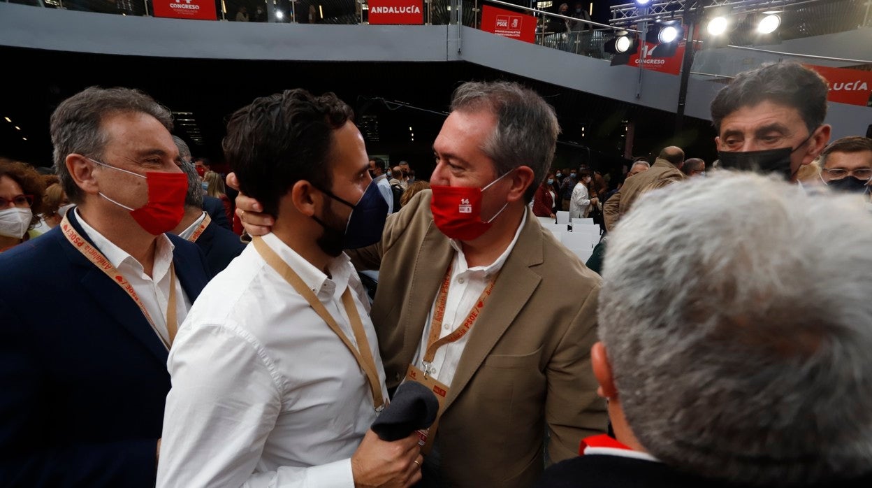 Daniel Pérez, aspirante a secretario general en Málaga, se abraza ayer a Juan Espadas