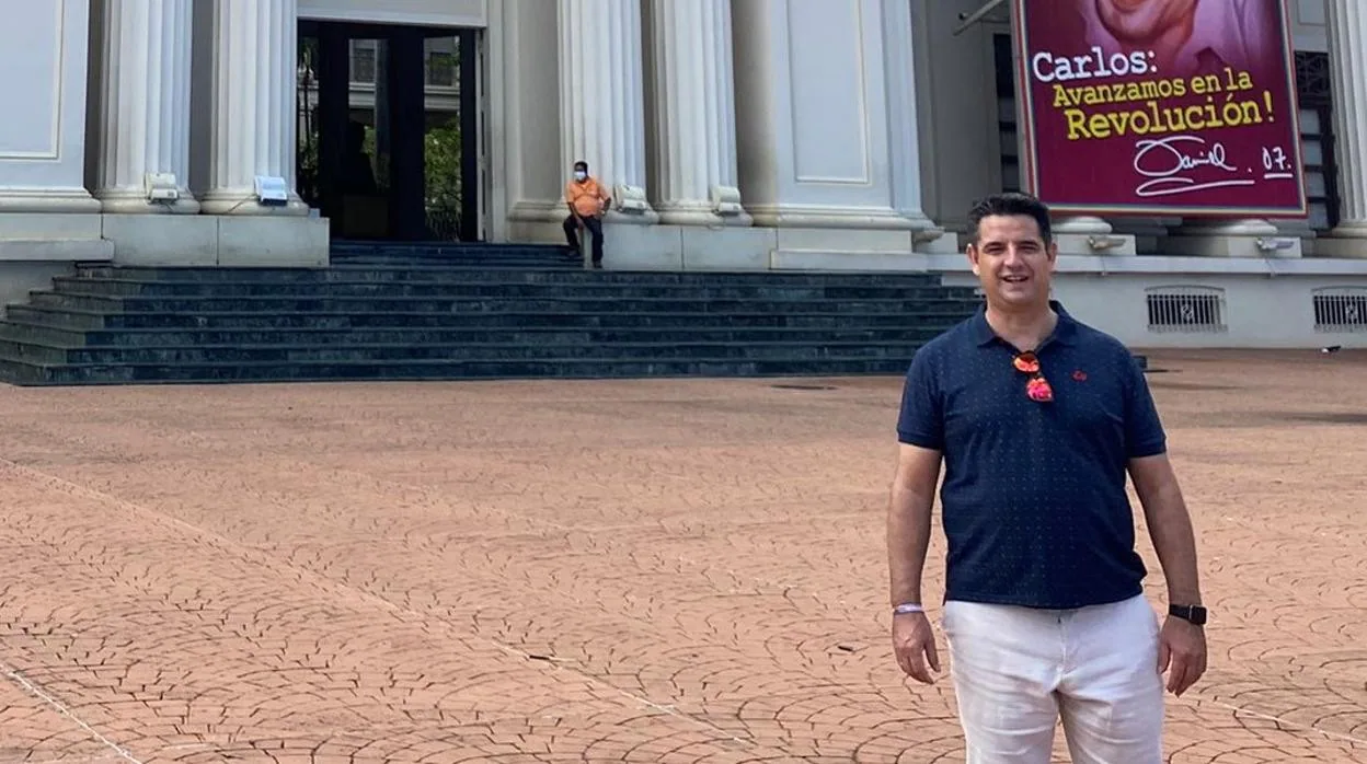 Pedro García, ante el Palacio Nacional de la Cultura de Managua