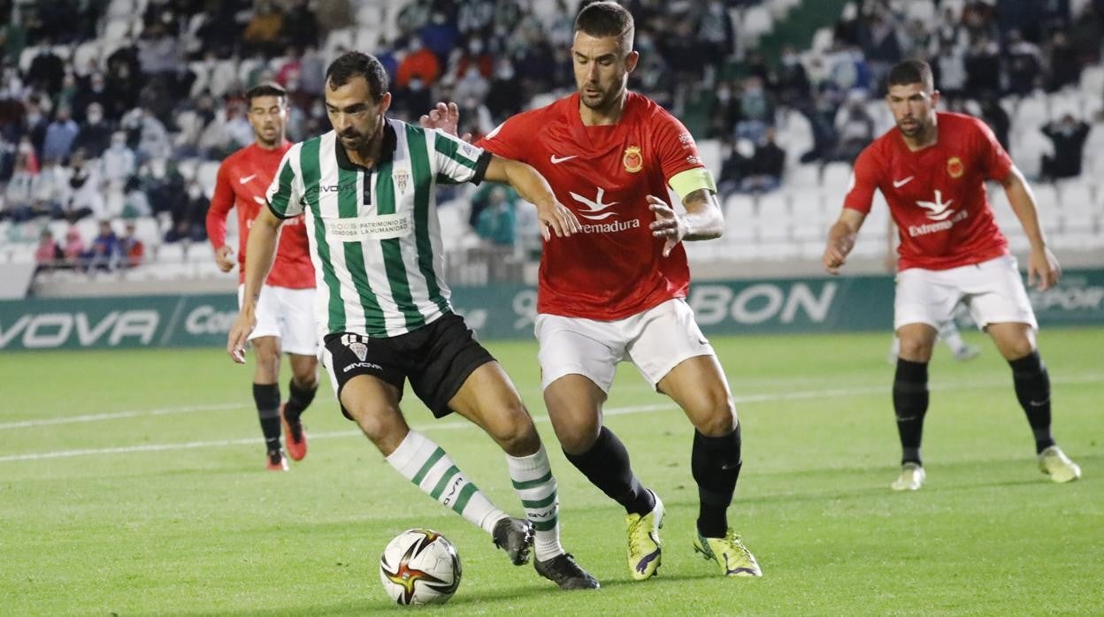 De las Cuevas toca el balón en el partido del Córdoba CF frente Montijo