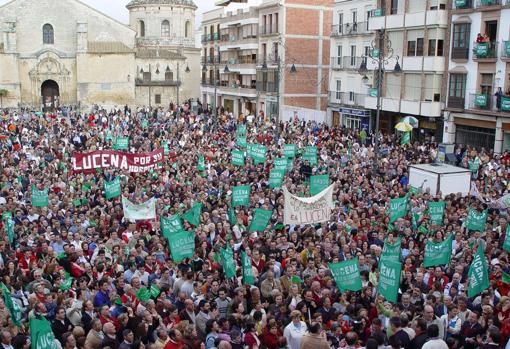 Manifestación en la Plaza Nueva de Lucena de miles de personas en 2006 pidiendo el Hospital