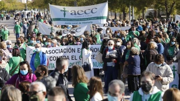 Cientos de personas corren la Marcha por la Vida de la Asociación Contra el Cáncer de Córdoba