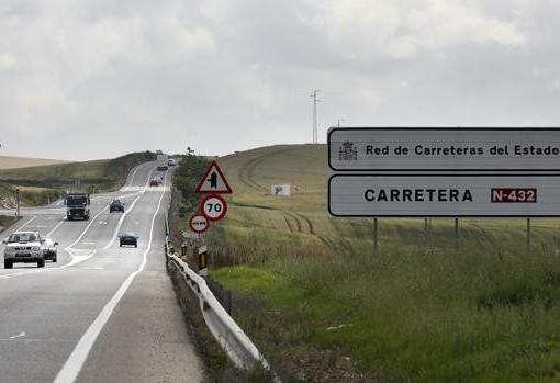 Coches circulando por la N-432, que enlaza Granada con Badajoz, a su paso por Córdoba