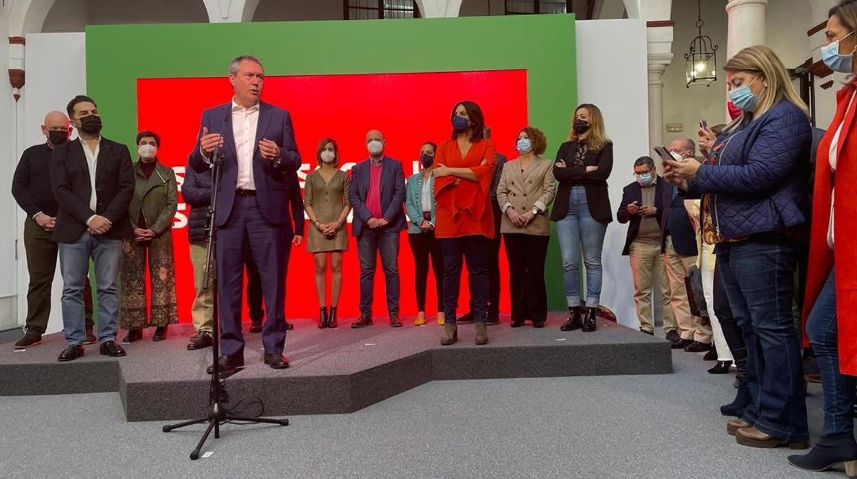 Juan Espadas rodeado de su Comisión Ejecutiva Regional con la que se reune este lunes por primera vez