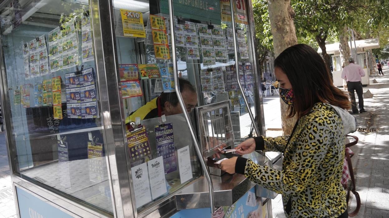 Una mujer compra un cupón de la ONCE en Córdoba