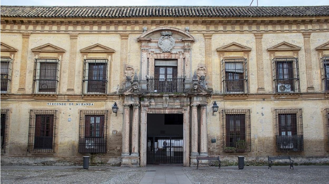 Fachada de la antigua casa solariega del Vizconde de Miranda