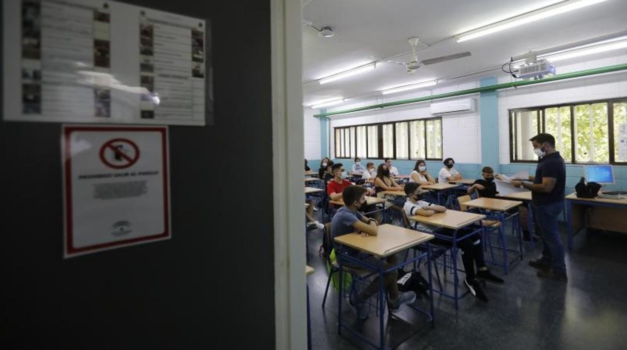 Imagen del aula de un colegio de Córdoba con los alumnos atendiendo al profesor