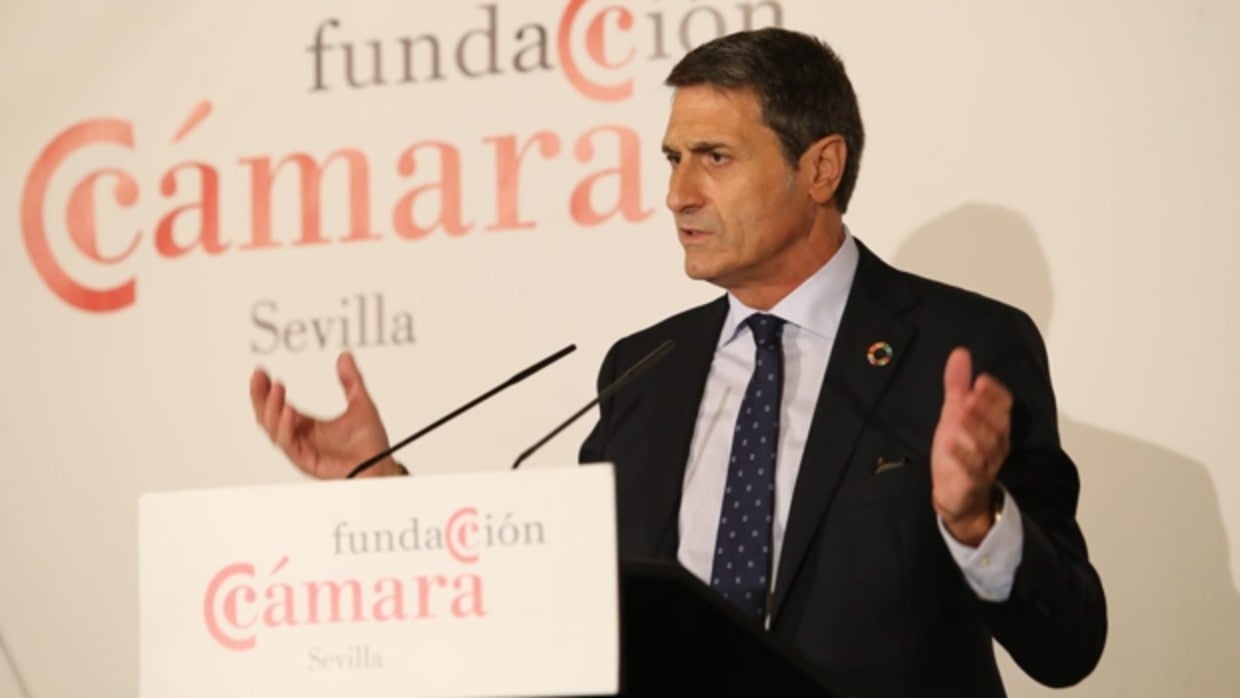 Pedro Fernández durante su intervención en el desayuno informativo de la Fundación Cámara Sevilla