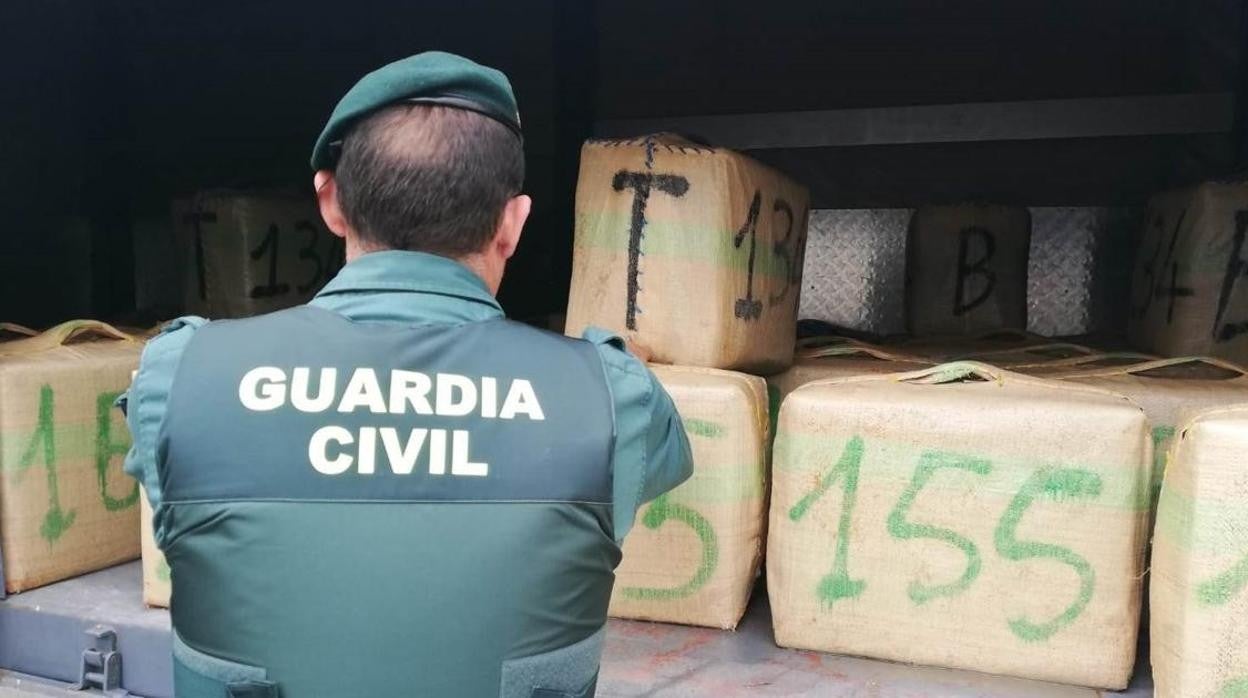 Un agente de la Guardia Civil ante fardos de droga en una imagen de archivo