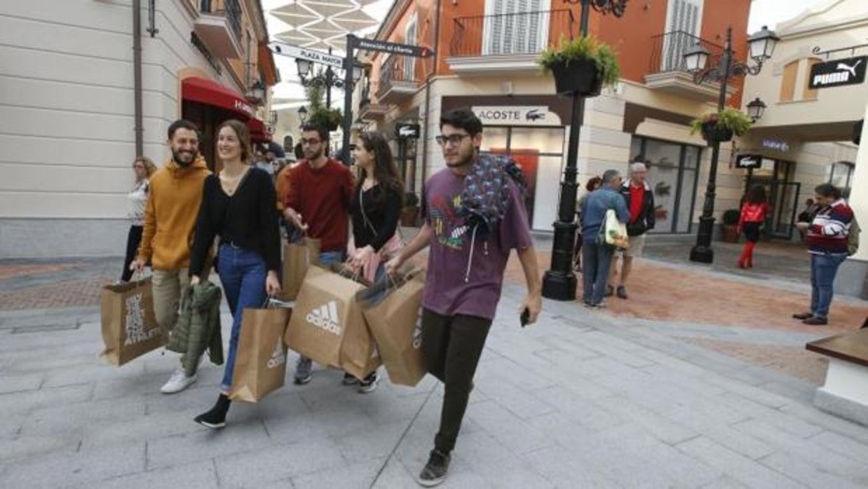 Varios jóvenes, de compras por un centro comercial, una vez que han desaparecido casi todas las restricciones en Andalucía