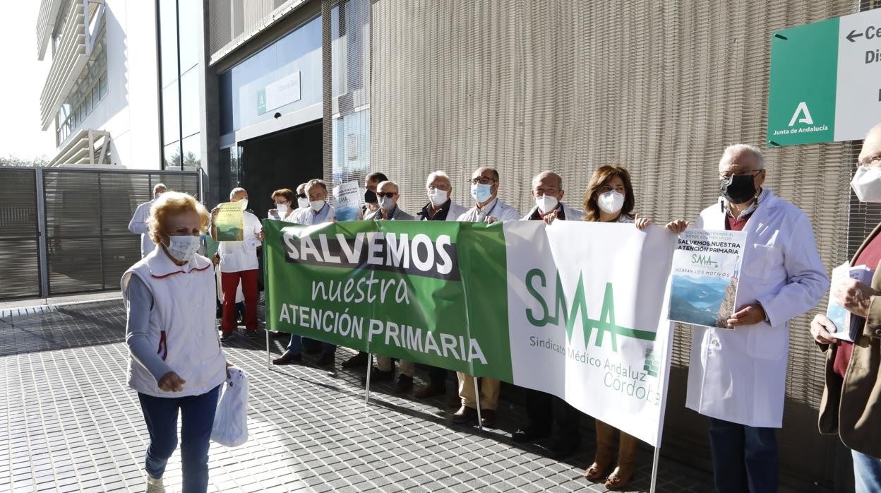 Concentración a las puertas del centro de salud Castilla del Pino