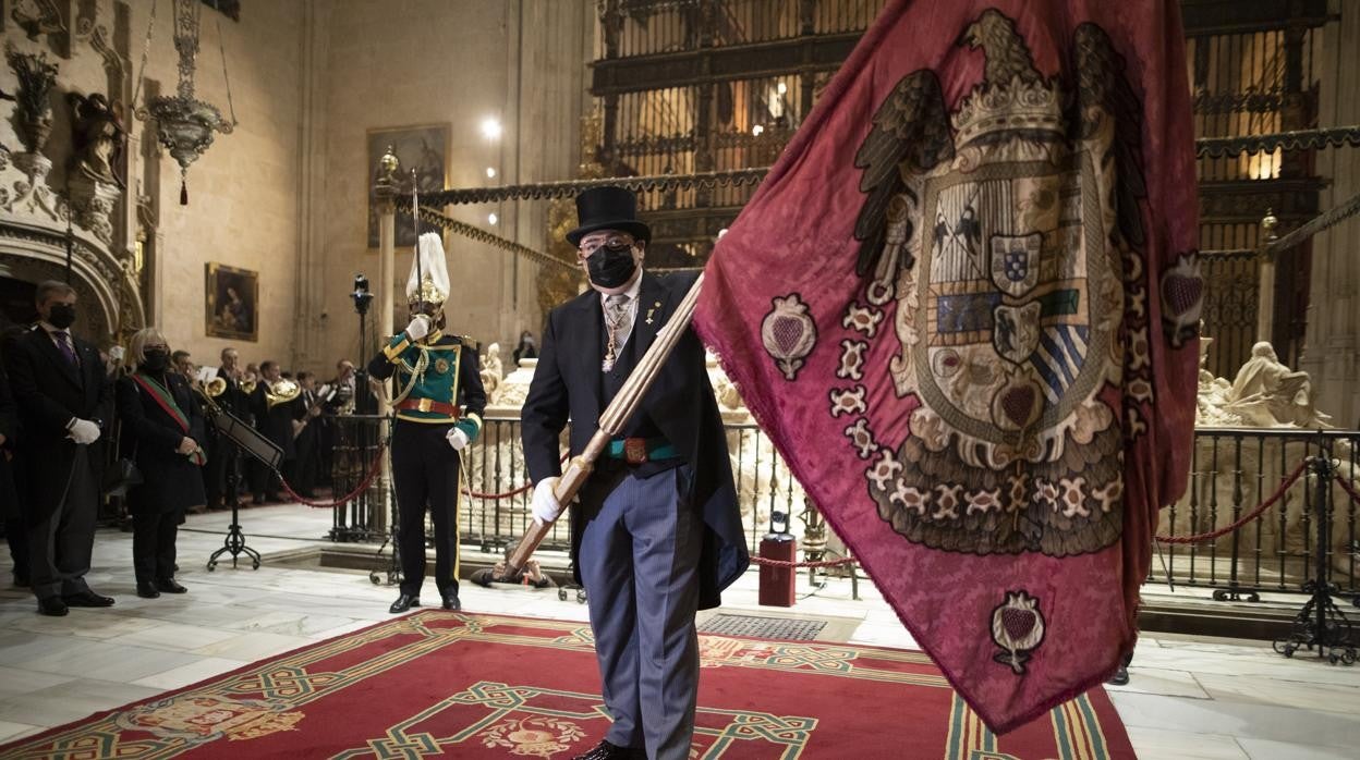 El concejal Sebastián Pérez tremola el estandarte frente al sepulcro de los Reyes Católicos en la Capilla Real