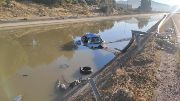 Investigan a la conductora del coche que cayó al canal del Genil por conducir bebida y sin carné