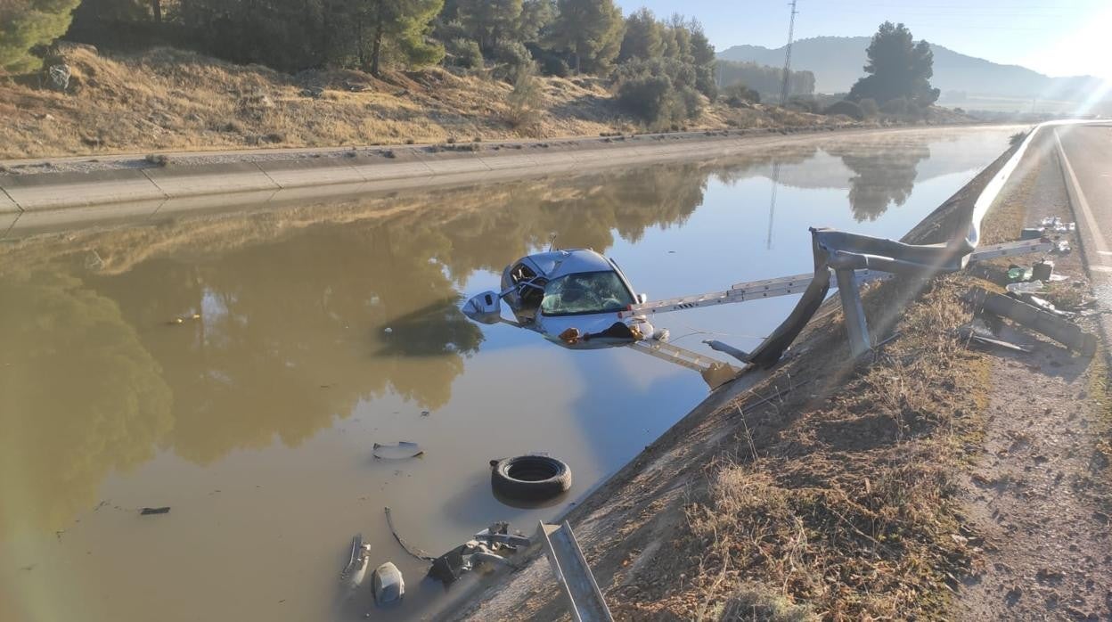 Estado en que quedó el vehículo tras caer al canal del Genil-Cabra