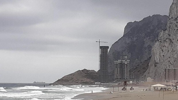 Gibraltar sigue creciendo sobre aguas españolas