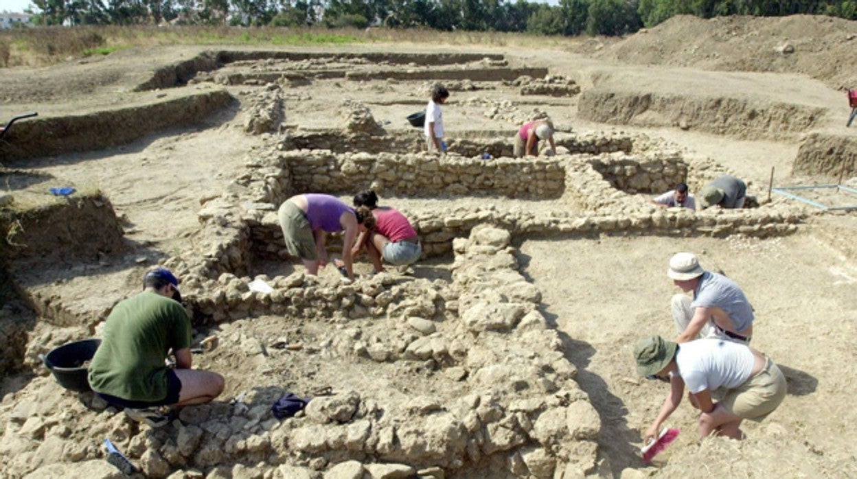 Excavaciones en yacimiento del Cerro del Villar años atrás