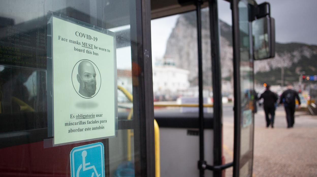 Cartel informativo sobre el uso obligatorio de mascarilla en un autobús de Gibraltar