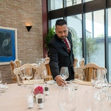 Julián Corrales prepara una mesa en el restaurante de La Cónsula