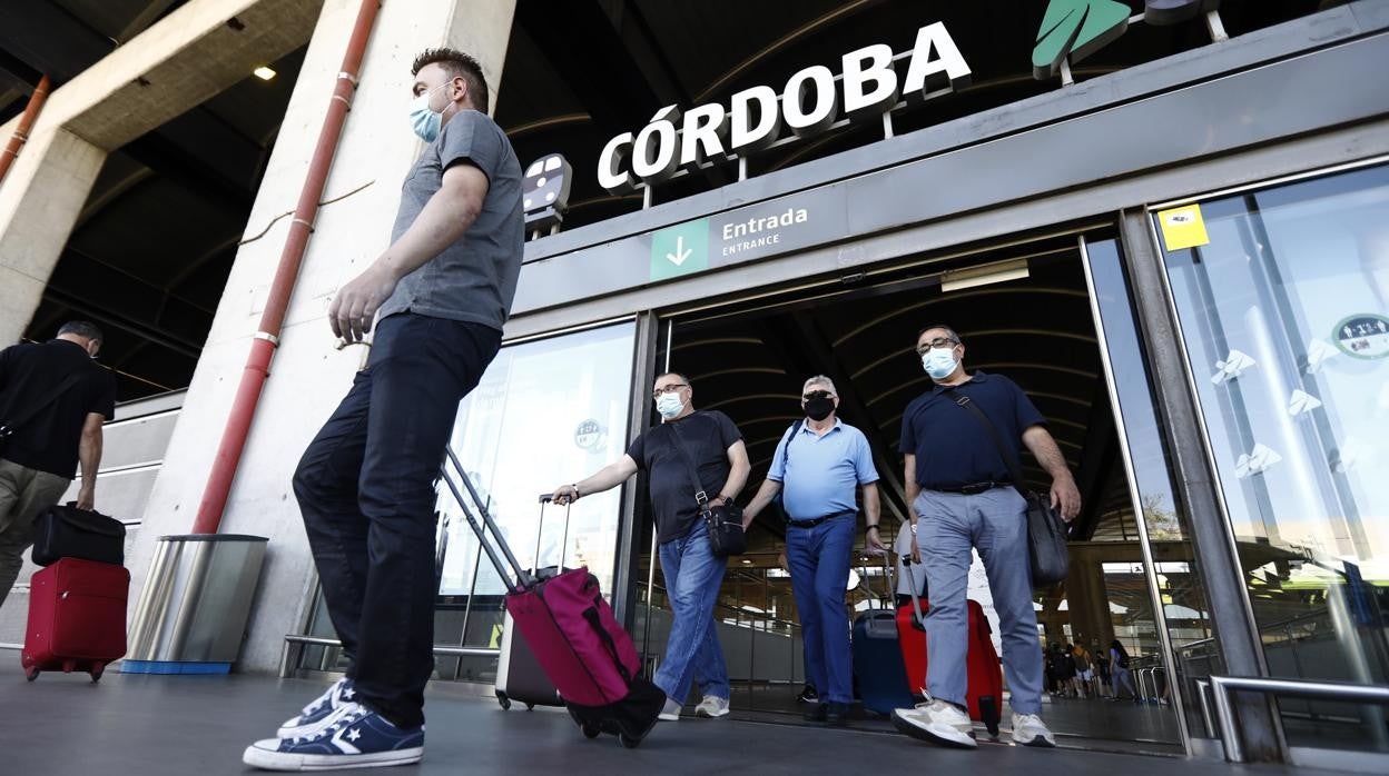 Varios viajeros salen de la estación del AVE de Córdoba