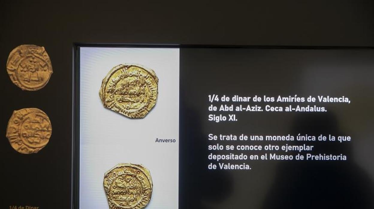 Las dos monedas recuperadas para el Museo Arqueológico