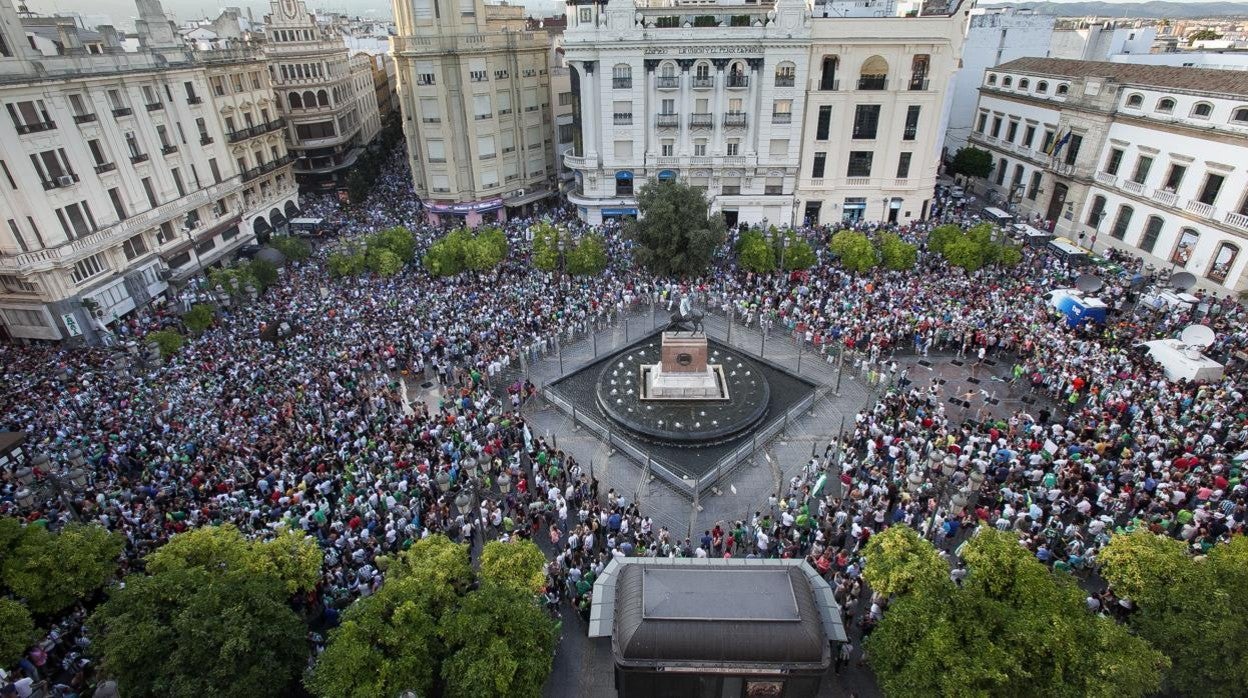 La plaza de las Tendillas llena de aficionados del Córdoba para celebrar el ascenso a Primera en 2014