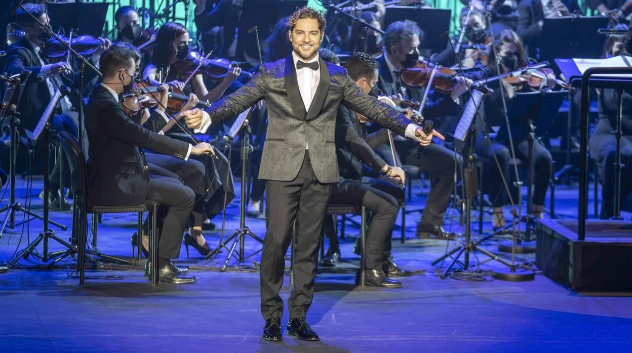 David Bisbal, al inicio del concierto, anoche con la Orquesta Ciudad de Almería.