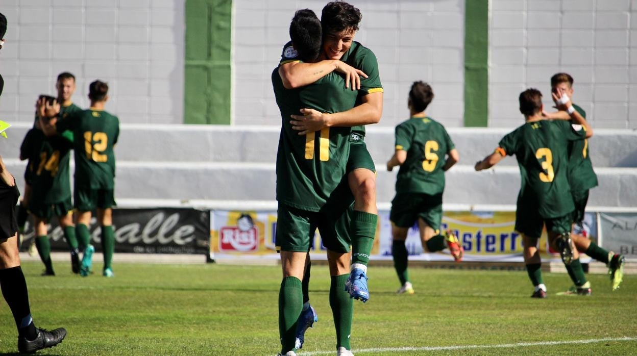 El Córdoba B celebra la victoria en el partido ante el Pozoblanco de este domingo