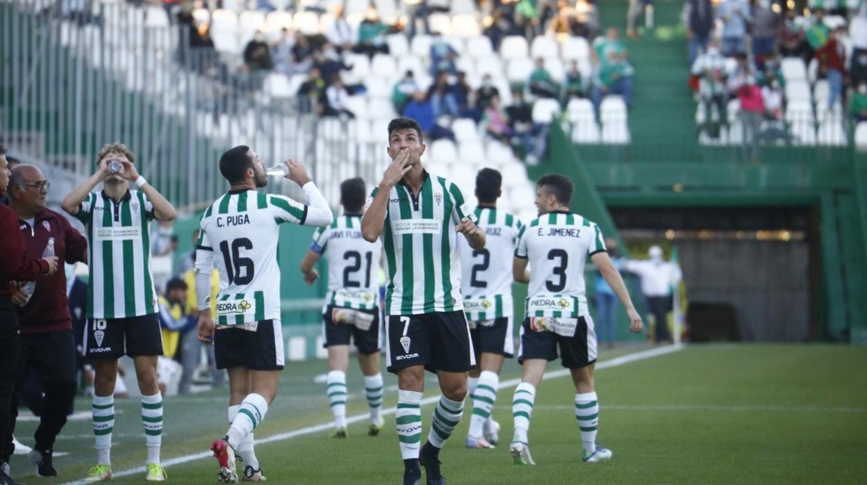 Willy celebra el 1-0 del Córdoba CF frente al CP Cacereño