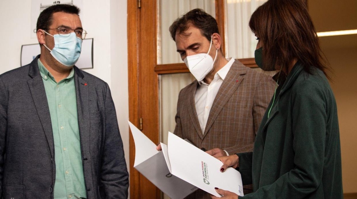 Guzmán Ahumada, portavoz adjunto de Unidas Podemos en el Parlamento, junto a Toni Valero y Martina Velarde en el registro del Parlamento andaluz