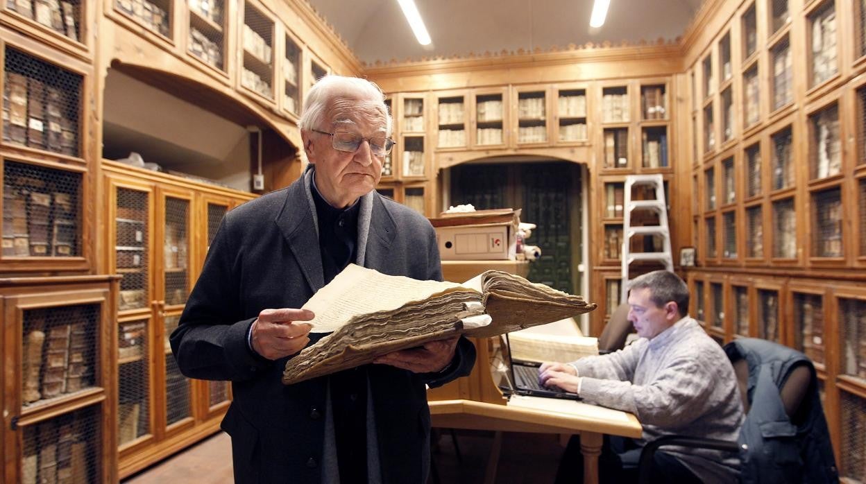 Manuel Nieto Cumplido, en el Archivo de la Mezquita-Catedral de Córdoba, donde trabajó de 1972 a 2016