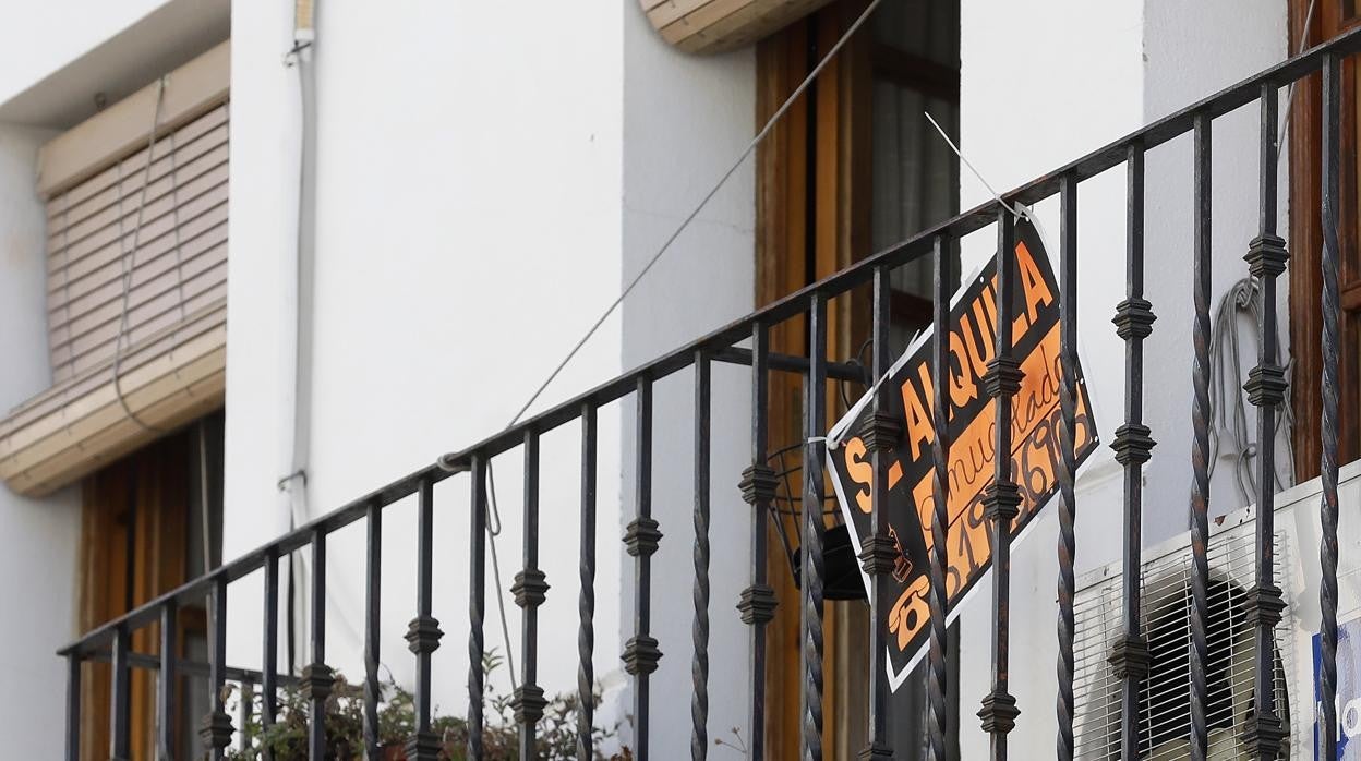 Cartel de 'se alquila' en una vivienda del Casco