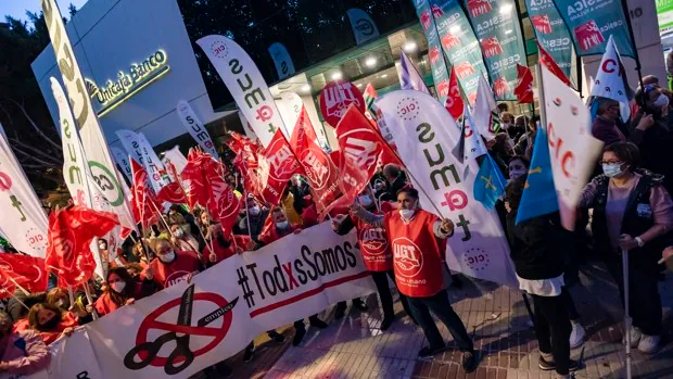 Un millar de empleados de Unicaja protestan en la calle al no acercar posturas con el banco sobre el ERE