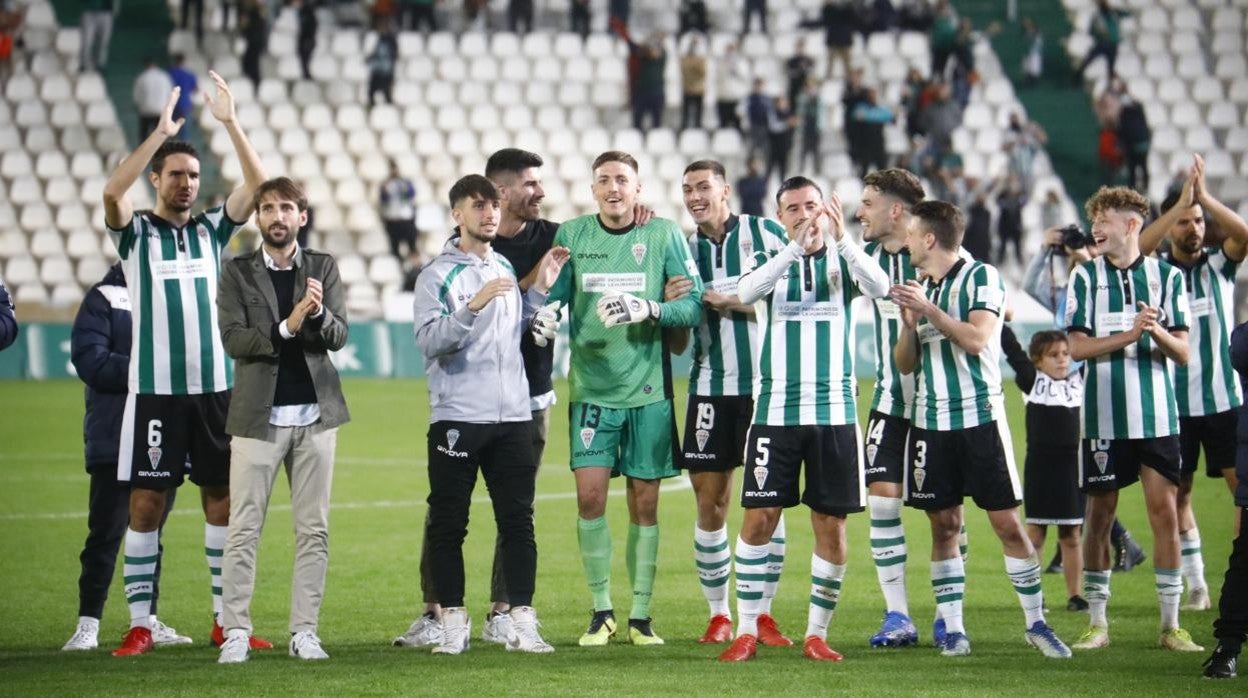 El portero del Córdoba Carlos Marín, el domingo, junto a sus compañeros