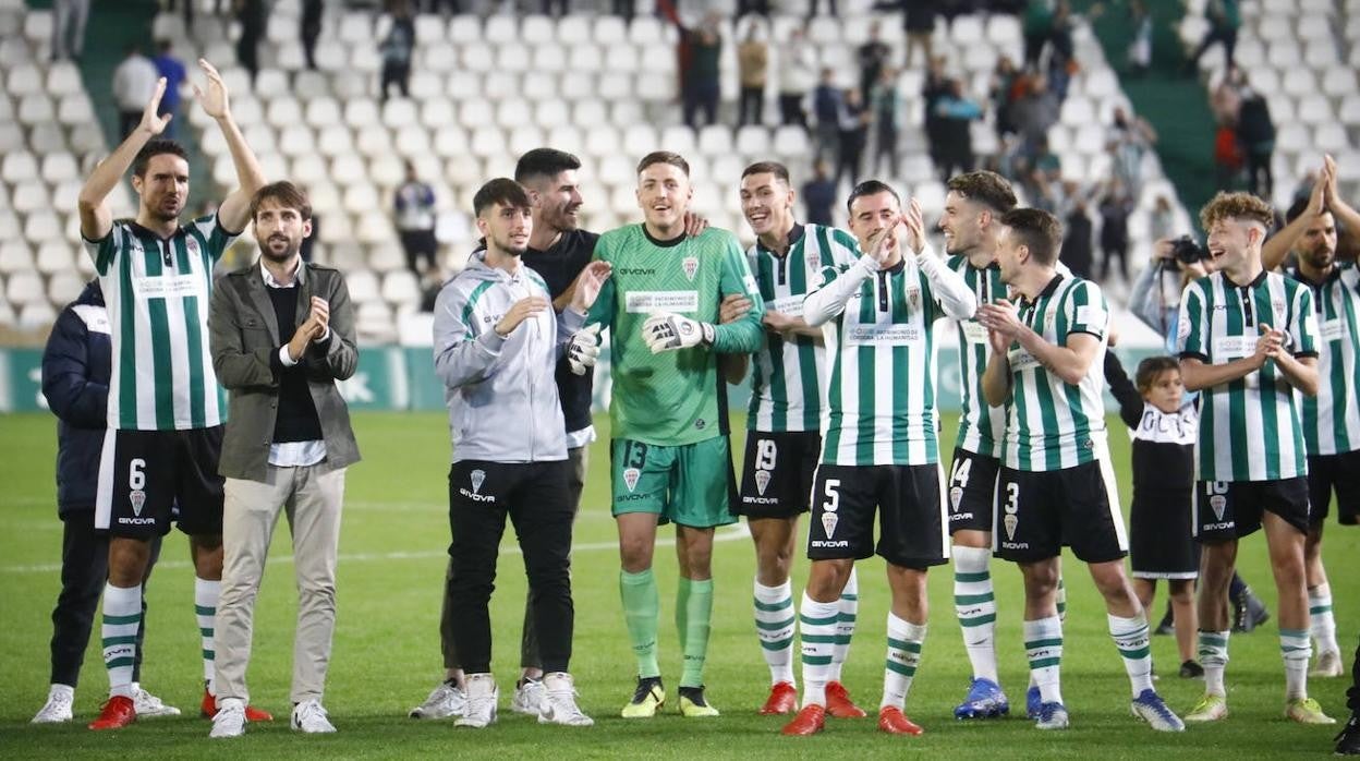 Los jugadores del Córdoba celebran con la afición el triunfo ante el Cacereño