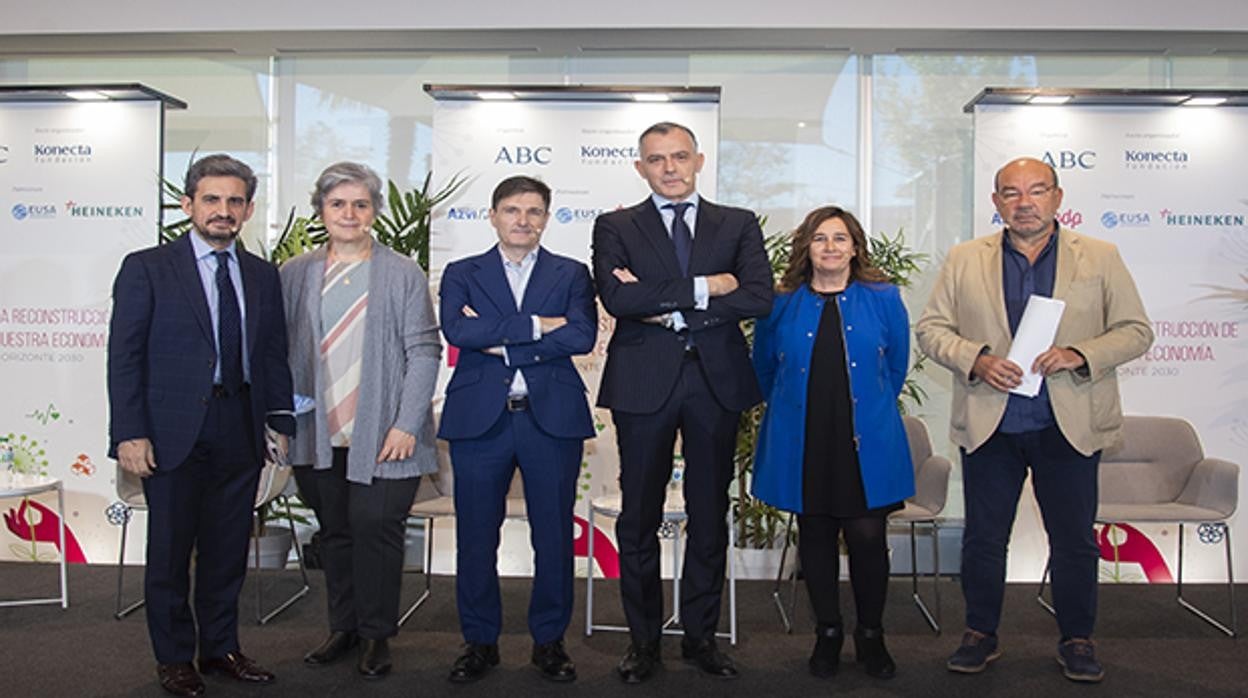 De izda. a dcha., director del Área de Acción Social de la Fundación Mapfre; directora de Responsabilidad Social Corporativa de IBM; director Santander Digital Sales &amp; Service; director general de Banco de Depósitos; directora del Área de Trabajo Social y Readaptación Profesional de FREMAP; y el director de La Linterna Cope y colaborador de ABC