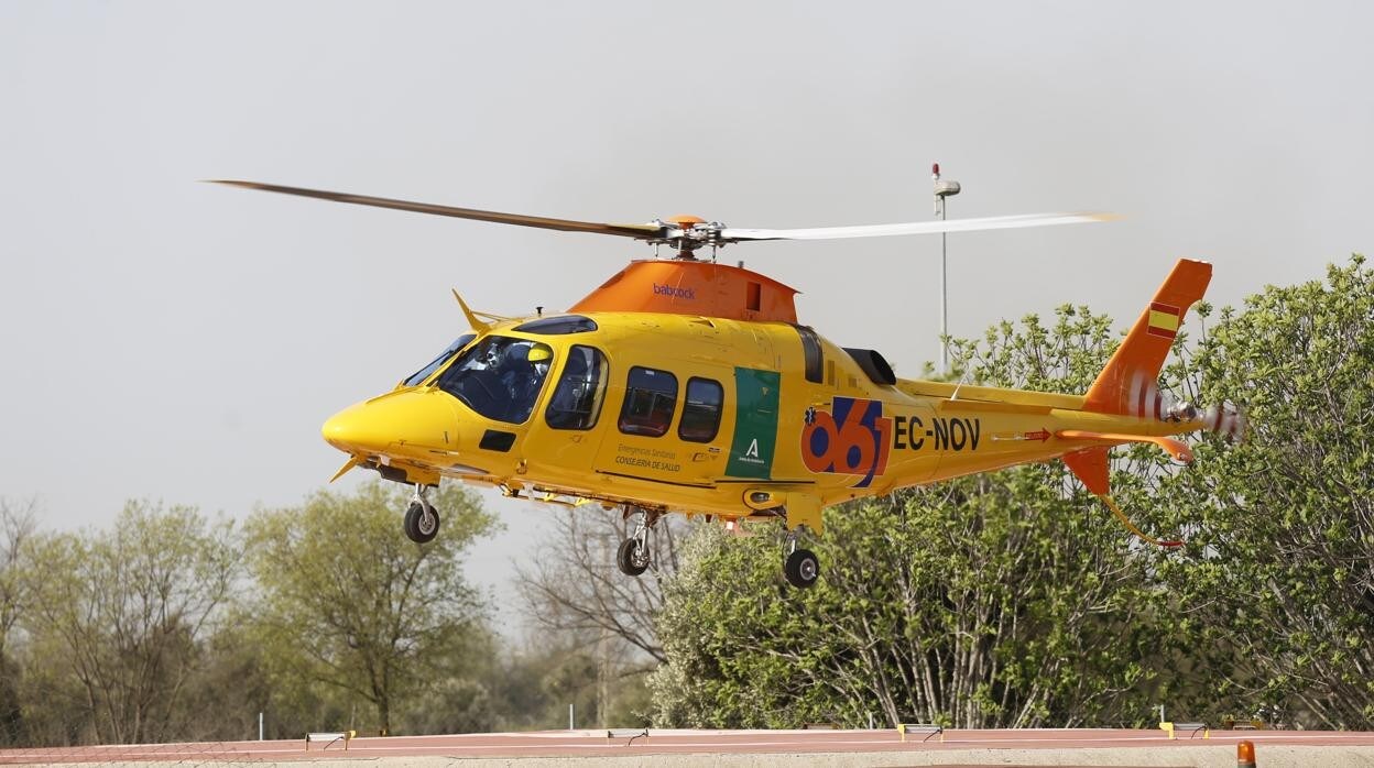 Helicóptero del 061, que ha trasladado al herido al hospital Reina Sofía de Córdoba
