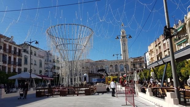 Un surtidor de luz con 42 brazos luminosos hará más atractiva la Navidad de Lucena