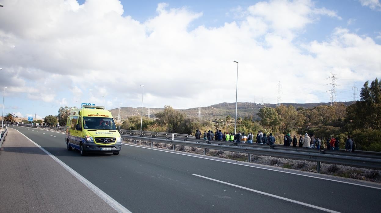 Una ambulancia circula junto a uno de los piquetes desplegados en la carretera que une San Roque y La Línea