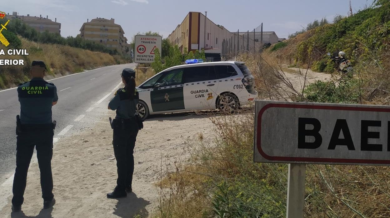 Una patrulla de la Guardia Civil en uno de los accesos a Baena