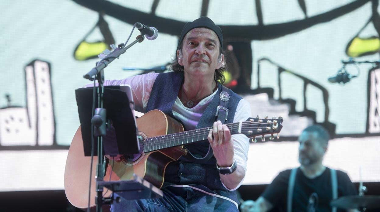 Álvaro Urquijo, durante un concierto de Los Secretos