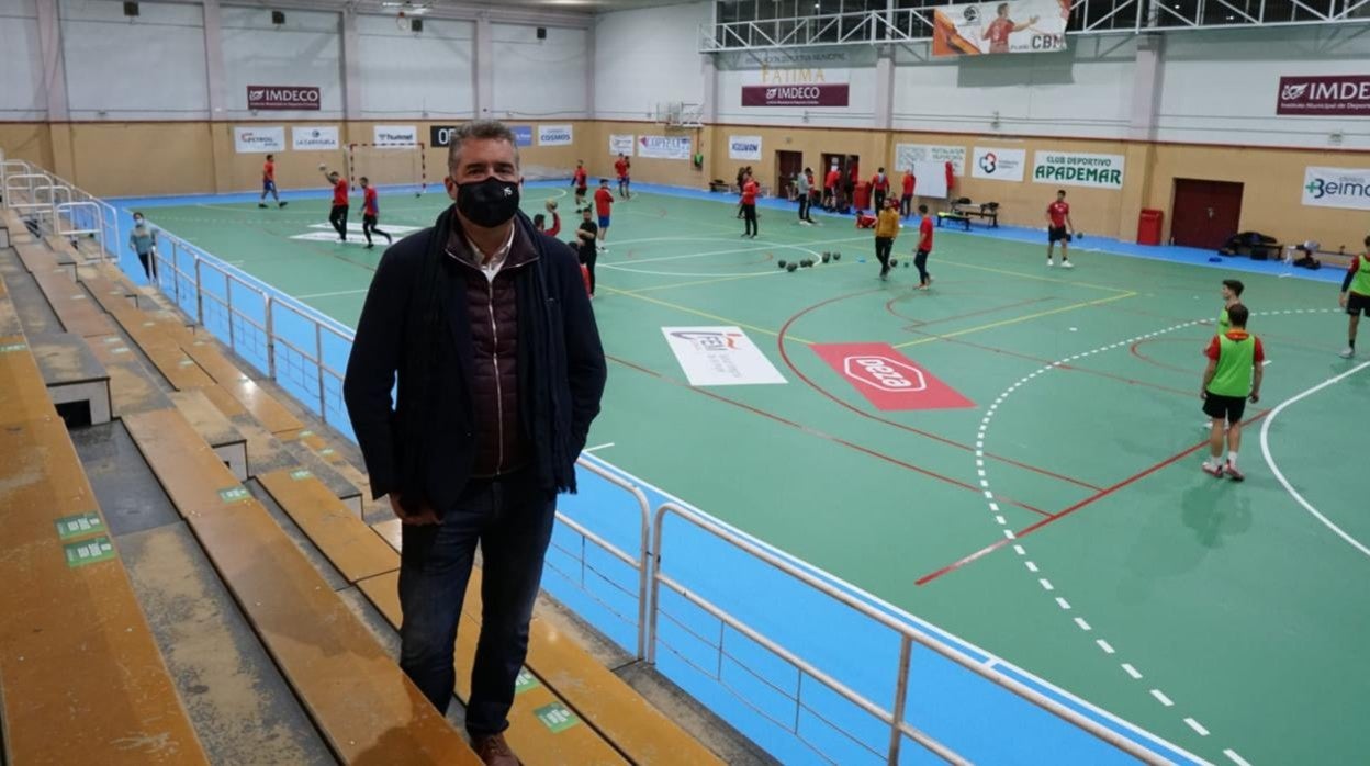 El presidente del Imdeco, Manuel Torrejimeno, en la pista de Fátima remodelada