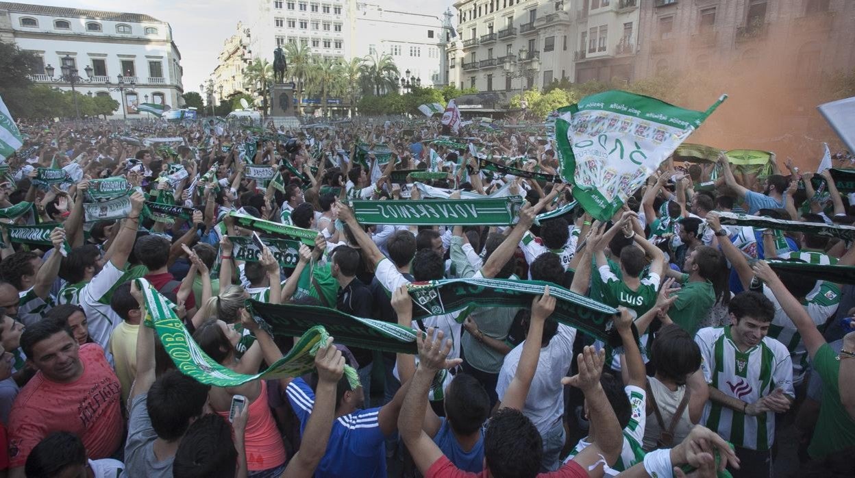 La afición celebra en las Tendillas el ascenso a Primera en junio de 2014