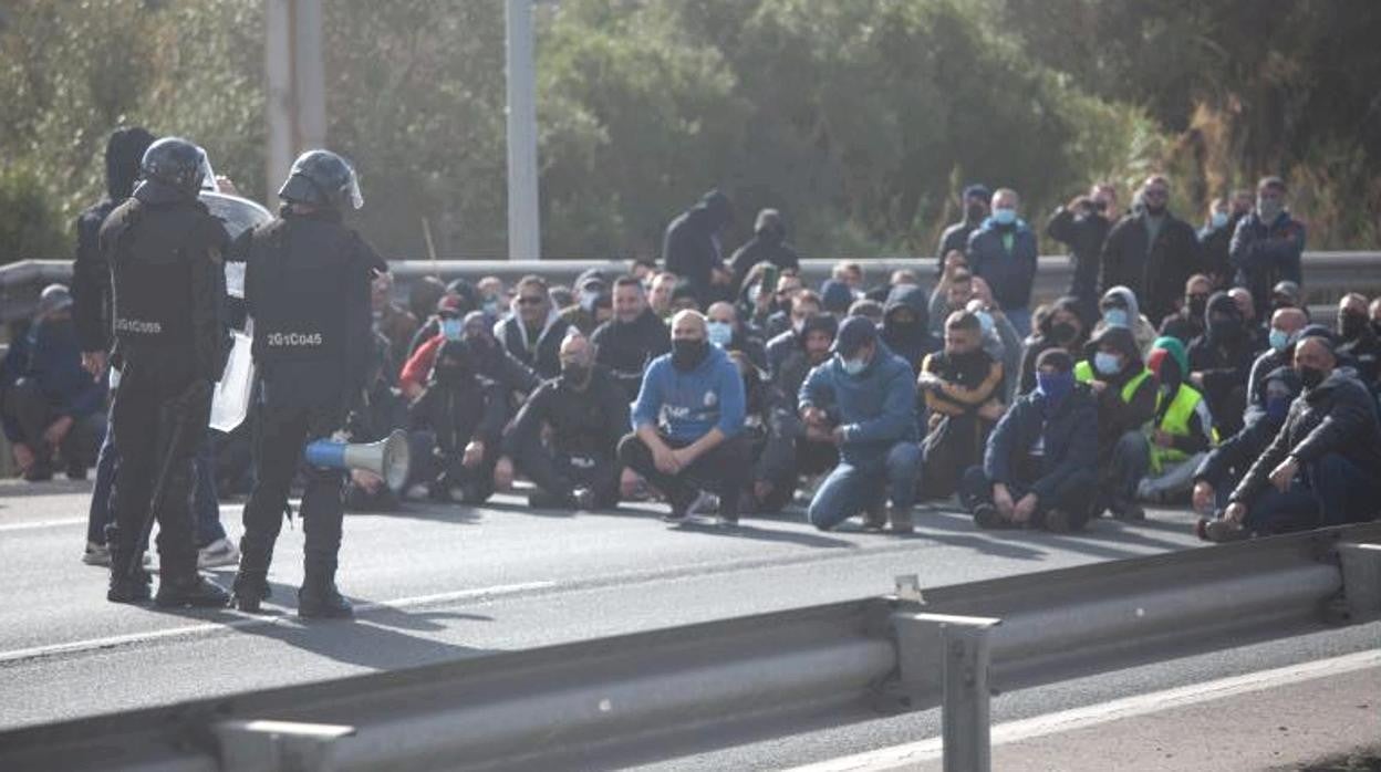 Trabajadores del metal cortan el acceso a La Línea a pesar de la presencia policial