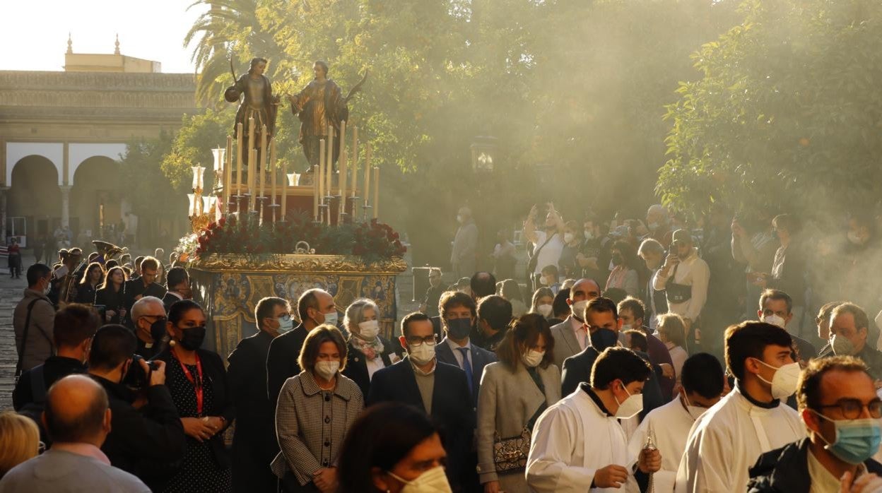 Procesión de San Acisclo y Santa Victoria, por el Patio de los Naranjos