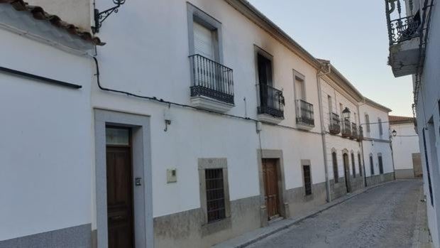 Dos guardias civiles salvan a una mujer que se había encerrado con una bombona en Torrecampo