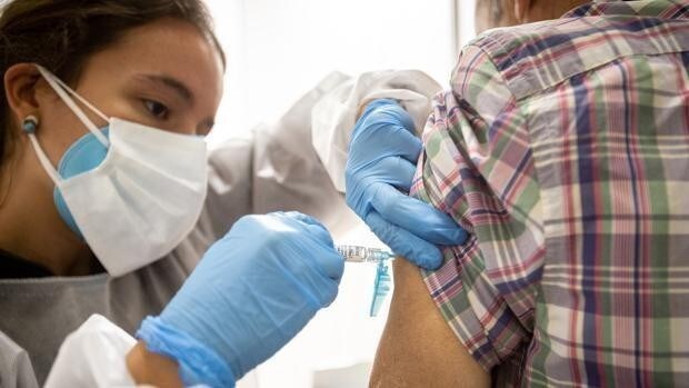 Andalucía empieza el lunes a poner la tercera vacuna del Covid a los mayores de 60 años y sanitarios
