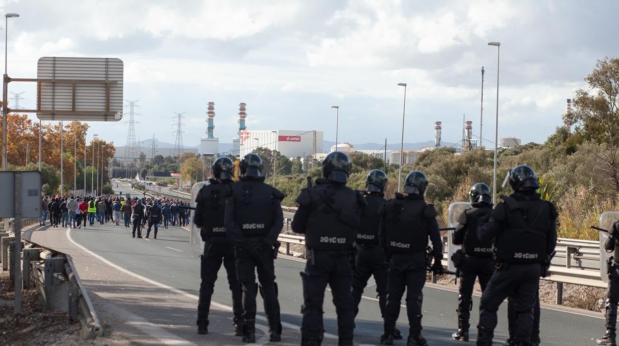 Agentes antidisturbios ante un piquete de trabajadores del metal en San Roque