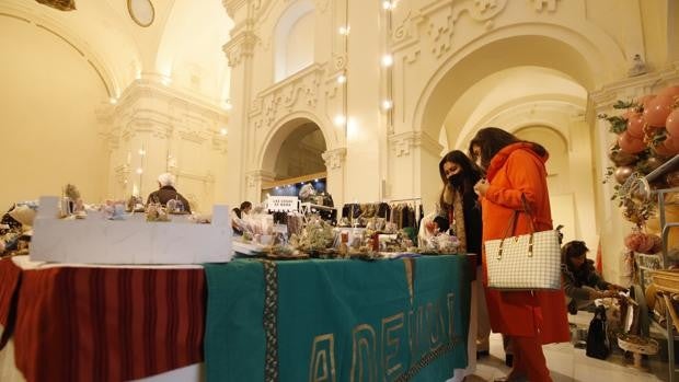 Adevida, que ayuda ya a más de 700 personas en Córdoba, inaugura su Mercadillo Navideño